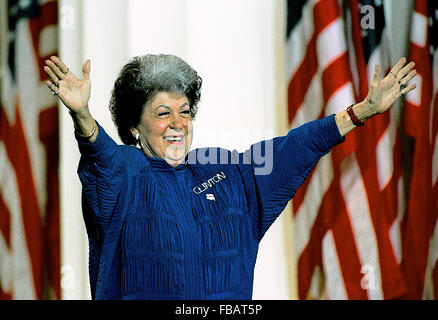 Little Rock Arkansas. 11-3-1992 Virginia Clinton Kelly madre del presidente William Jefferson Clinton onde per la folla di fronte al vecchio edificio Statehouse in Downtown Little Rock ringraziandoli per eleggere il suo figlio il quarantaduesimo Presidente degli Stati Uniti. Credito: Mark Reinstein Foto Stock