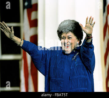 Little Rock, Arkansas, 3 novembre, 1992 Virginia Clinton Kelly madre del presidente William Jefferson Clinton onde per la folla di fronte al vecchio edificio Statehouse in Downtown Little Rock ringraziandoli per eleggere il suo figlio il quarantaduesimo Presidente degli Stati Uniti. Credito: Mark Reinstein Foto Stock