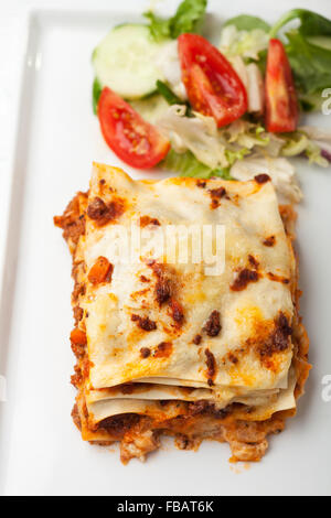 Le lasagne italiane su una piastra quadrata Foto Stock