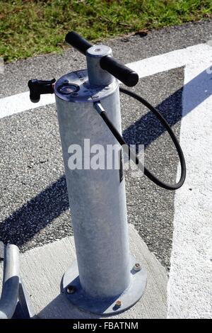 Azionato a mano pompa da bicicletta a disposizione per un uso pubblico a penisola a nord del parco statale di Ormond dal mare e Flagler Beach, Florida Foto Stock