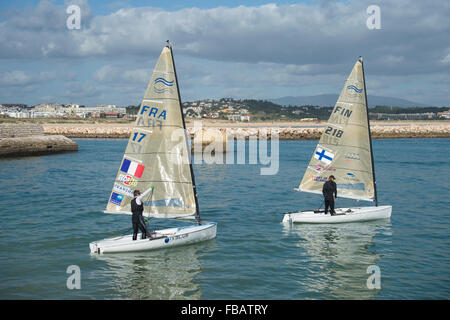 Tapio Nirkko dalla Finlandia e Fabian Pic dalla Francia vela la classe Finn dinghy Foto Stock