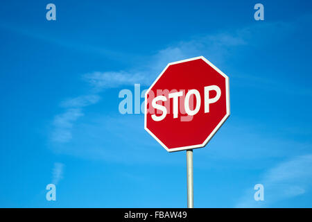 Stop rosso contro un cielo blu. Foto Stock