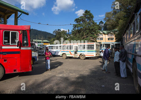 Gli autobus pubblici in central bus terminal in Nuwara Eliya, Sri Lanka, Sud Asia Foto Stock