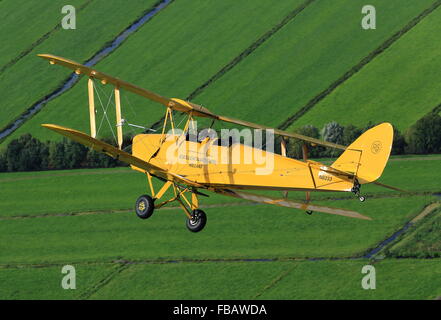 Un de Havilland Tiger Moth bi-piano oltre la campagna Olandese Foto Stock