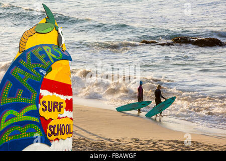 Surfisti sulla spiaggia Porthmeor in St Ives, Cornwall, Regno Unito. Foto Stock