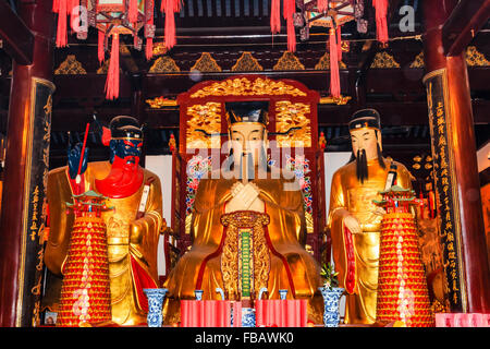 Dio taoista statue City God Temple' Yuyuan Shanghai in Cina. Più famoso tempio taoista di Shanghai. Foto Stock