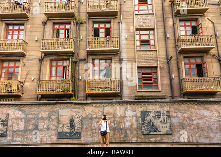 Fotografo turistico Duolon vecchia strada culturale Appartamenti Hong kou District Shanghai in Cina. Vecchia Shanghai Case e Street Foto Stock