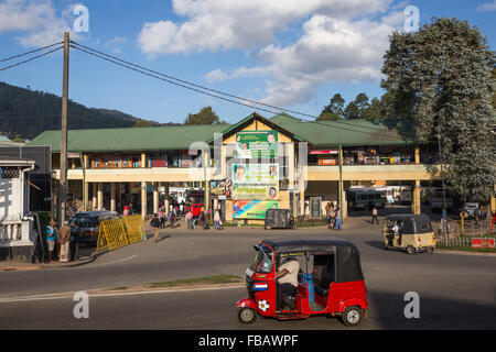 Gli autobus pubblici in central bus terminal in Nuwara Eliya, Sri Lanka, Sud Asia Foto Stock