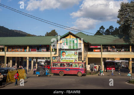 Gli autobus pubblici in central bus terminal in Nuwara Eliya, Sri Lanka, Sud Asia Foto Stock