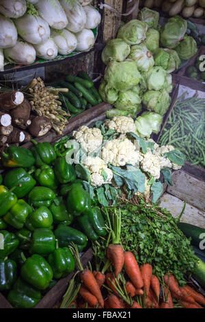 Mercato alimentare a Nuwara Eliya, provincia di Kandy, Sri Lanka, Asia Foto Stock