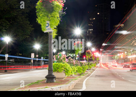 -Città di notte serie- Traffico su Boylston Street vicino a Boston Commons Park nel centro cittadino di notte Foto Stock