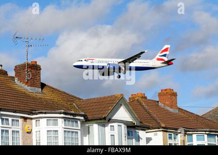 British Airways Airbus 320 volare sopra i tetti a Hatton Cross London Foto Stock