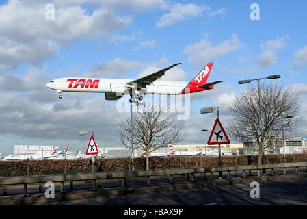 Compagnia aerea brasiliana Boeing 777 in atterraggio a Heathrow London Foto Stock