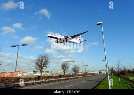 British Airways Dreamliner volando sopra la strada principale a Heathrow REGNO UNITO Foto Stock