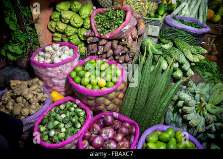 Mercato alimentare a Nuwara Eliya, provincia di Kandy, Sri Lanka, Asia Foto Stock