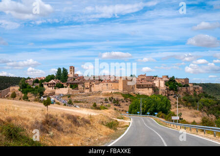 Panoramica e strada. A Pedraza, provincia di Segovia Castilla Leon, Spagna. Foto Stock