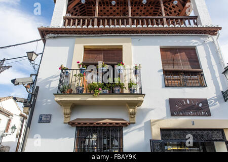 Balcone sul lato anteriore di un tipico spagnolo casa bianca con fiori e ceramica vasi di fiori Foto Stock