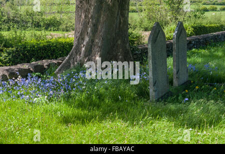 Il Cimitero alla Chiesa di San Pietro di Broughton di campo Foto Stock