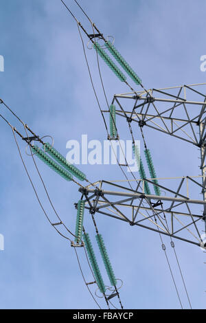 Alta tensione i fili elettrici sulla torre Foto Stock