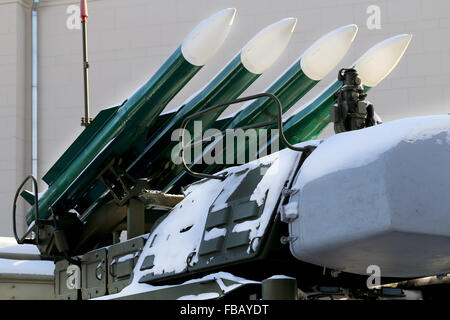 Missile e anti-aerei pistola cingolato militare bussa obiettivi di antenna Foto Stock