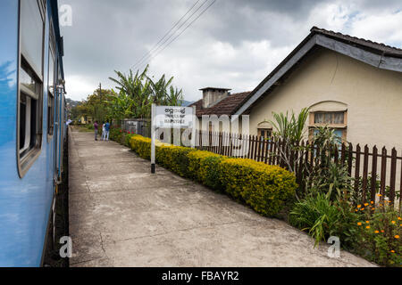 Treno in Haputale stazione ferroviaria, Sri Lanka Hill Country, Nuwara Eliya distretto, Sri Lanka, Asia Foto Stock