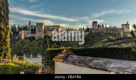 Vista del Palazzo dell'Alhambra di Granada attraverso il Fiume Darro nella zona di Albaicin di Granada in Spagna con una drammatica sky Foto Stock