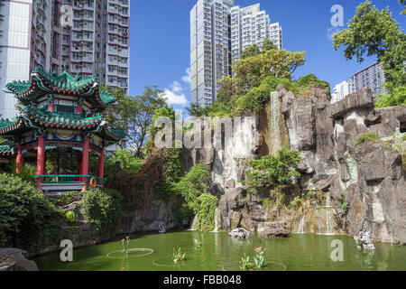 Vista di stagno e padiglione esagonale a Sik sik Yuen Wong Tai Sin Temple di Hong Kong, Cina. Foto Stock