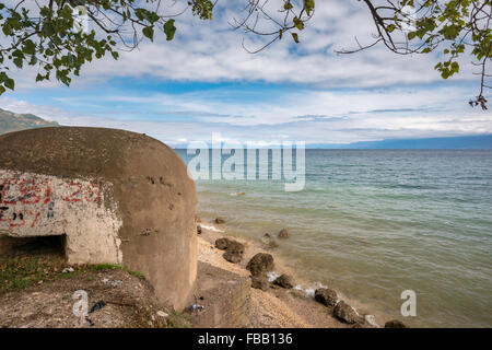 Bunker costruito sotto il dittatore comunista Hoxha presso il lago di Ohrid, macedone shore in distanza, vicino a Pogradec, Albania Foto Stock
