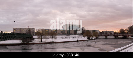 Berlino, 8 gennaio: il tedesco della Cancelleria federale edificio o 'Bundeskanzleramt', l'ambasciata di Svizzera e il fiume Sprea. Foto Stock