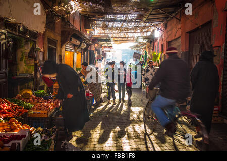 La vita di strada Medina di Marrakech Foto Stock