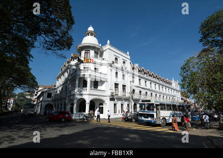 Il British Colonial Luxury Queen's Hotel è un edificio storico sul D S Senanayake Veediya, Kandy, Sri Lanka. Lord Mountbatten di Birmania era un freq Foto Stock