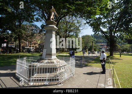 Monumento di un eroe bambino, Madduma Bandara età nove che è stato giustiziato da una spada nel 1814 sulla base del Tempio della S. Foto Stock