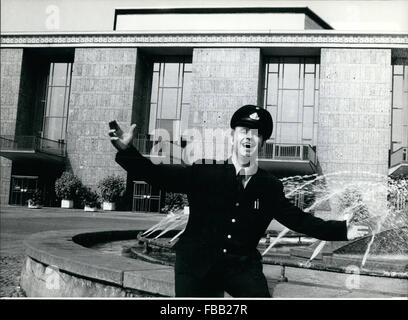 1972 - i vigili del fuoco su biciclette; Tokyo vigili del fuoco pattugliano le strade strette del affollato quartiere di Shinjuku della città sulle biciclette dotate di altoparlanti e gli estintori antincendio durante ''La prevenzione degli incendi settimana'' per avvertire gli abitanti di innumerevoli case di legno dei pericoli di incendio. La nuova Ronde antincendio può diventare un normale dazio per i vigili del fuoco se è trovato efficace. Alcune strade di Tokyo sono così stretto, che motori Fire non può raggiungere la scena di un incendio e lunghi tratti di tubo flessibile deve essere eseguito per portare acqua al blaze, causando ritardi in alle prese con il fuoco.e spesso la d Foto Stock