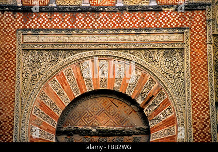 Cordoba.Andalusia. Spagna: dettagli degli esterni moschea-cattedrale le pareti in Torrijos street Foto Stock