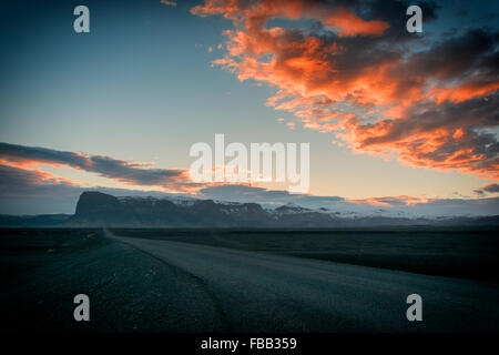 Islanda e dritta strada tramonto Foto Stock