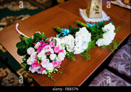 Lo sposo e groomsman bouquet nuziali Foto Stock