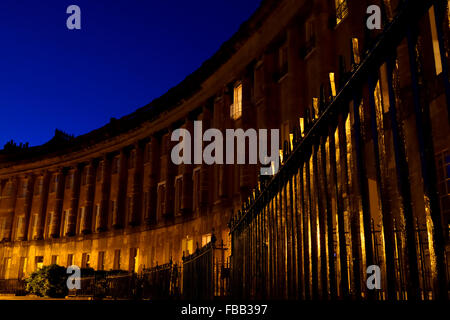 Il Royal Crescent in bagno, di notte, da un punto di vista basso. La sezione di storico e bellissimo edificio mostra ringhiera in ferro Foto Stock