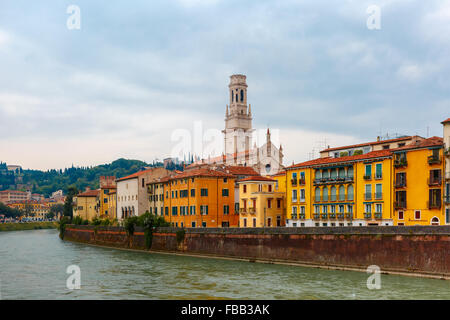 Adige in nuvoloso giorno di estate, Verona, Italia Foto Stock