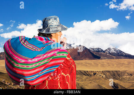 Guardando verso il picco di Chacaltaya stazione (5,395m) da La Paz, che fino al 2009 aveva un ghiacciaio che ha sostenuto i mondi più elevati s Foto Stock