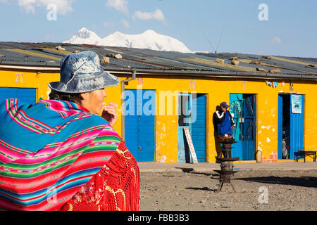 Il picco di Illimani (6343 metri) da El Alto sopra, La Paz, Bolivia. La Paz e El Alto sono criticamente a corto di acqua e wil Foto Stock