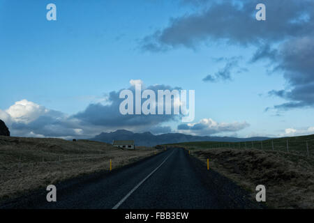 Islanda e dritta strada tramonto Foto Stock