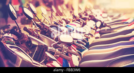 Vintage immagine stilizzata di scooter in una fila. Foto Stock