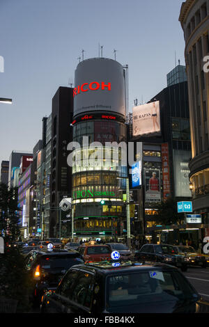 La Ginza a Tokyo di notte Foto Stock