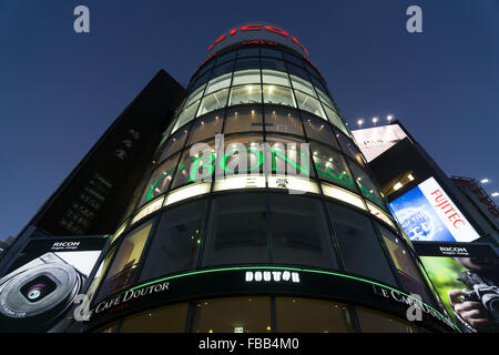 La Ginza a Tokyo di notte Foto Stock