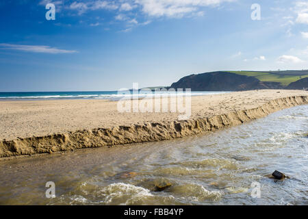 Il fiume e la spiaggia a Pentewan Sands Cornwall Inghilterra REGNO UNITO Foto Stock