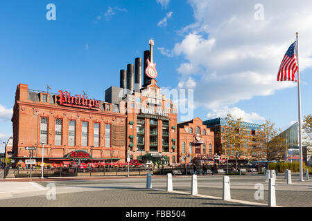 La Pratt Street Power Plant, riproposte in spazio commerciale nel Porto Interno di Baltimore, Maryland. Foto Stock