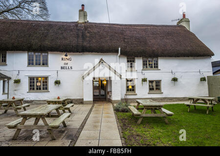 North Bovey, Devonshire, England, Regno Unito, 13 gennaio 2016 l'anello di campane del XIII secolo Devonshire pub in North Bovey quasi distrutto da un incendio. Questa foto è stata scattata il 12 gennaio 2016, a meno di 24 ore prima il devastante incendio. Credito: Douglas Lander/Alamy Live News Foto Stock