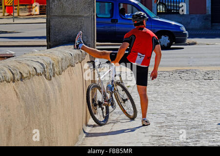 Ciclista Stretching Salamanca spagna ES Foto Stock