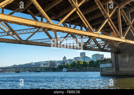 Vista del centro di Portland, Oregon, come visto da sotto il ponte di Morrison Foto Stock