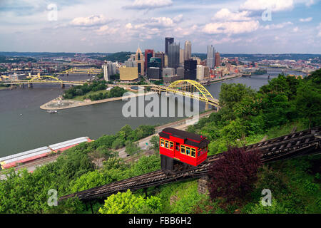 Funicolare rossa vettura sul pendio di una collina con il centro di Pittsburgh in background, Duquesne Incline, Washington Mt, Pittsburgh Foto Stock